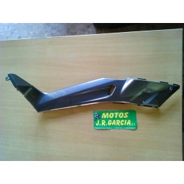 TAPA LATERAL SUPERIOR DCHA PISADERA YAMAHA XMAX 125 "06-08"